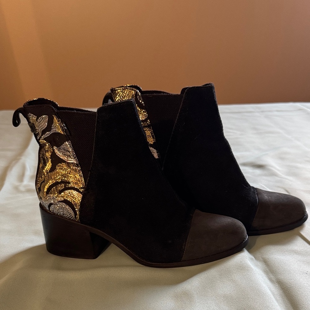 TOMs low boots, size 8 leather, silver Black and Gold